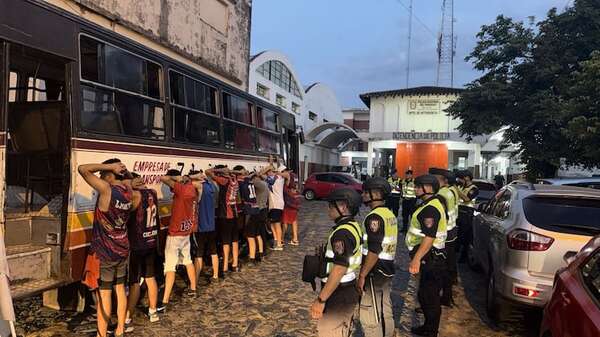 Video: 10 hinchas de Cerro, detenidos tras enfrentamiento con la Policía - Policiales - ABC Color