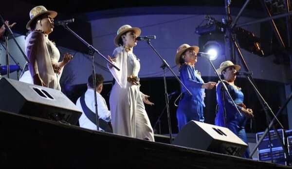 Serenata a Caacupé reunió a grandes artistas y emocionó a miles de peregrinos - Nacionales - ABC Color