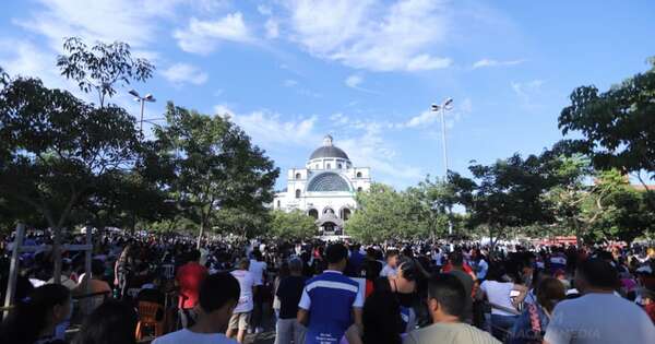 La Nación / Miles de peregrinantes marchan hacia Caacupé