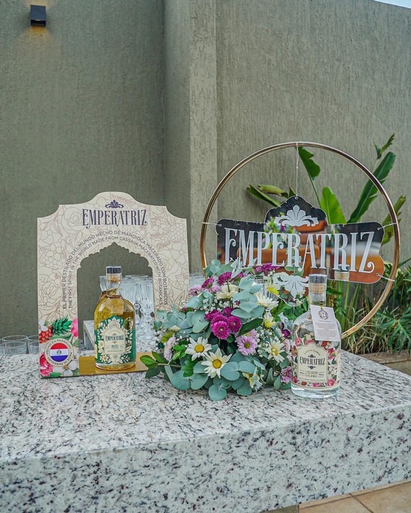 Paraguay Lanza "Emperatriz": Destilado de Mandioca