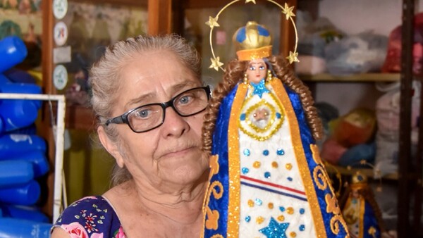 Hace 40 años crea vestuarios y peinados a la Virgencita Azul de Caacupé