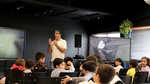 Niños exploran laciencia envacaciones de verano