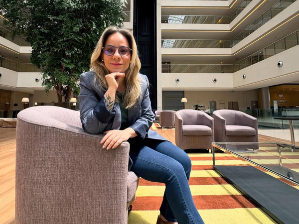 Nina Castro se presenta en Teatro Tom Jobim