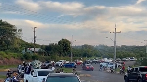 Caravana y petardos en el adiós a presunto narco abatido