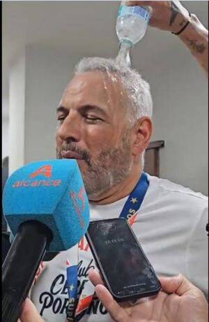 [VIDEO] Bautizaron al presi en su último partido