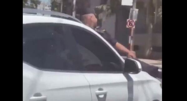 Conductora arrastra a un policía sobre el capó tras provocar choque en Asunción