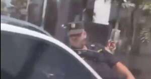 Diario HOY | Mujer ocasiona accidente y en su huida se lleva por delante a un policía por varias cuadras