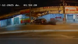 Conductor alcoholizado embiste camión pequeño y derrumba parte de un techo en zona del Mercado 4