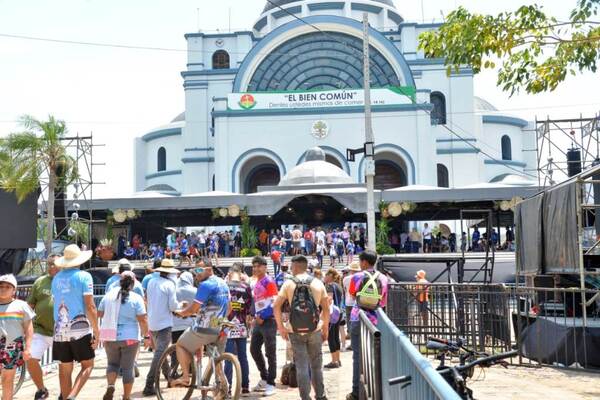 Miles de fieles peregrinan rumbo a Caacupé •