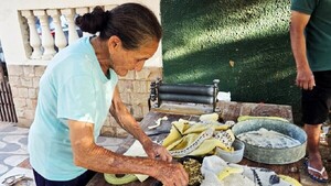 Hace 49 años arma empanadas y pedalea 20 km para venderlas