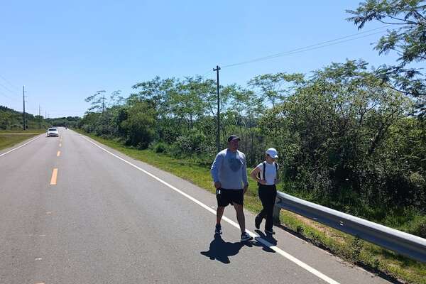 Primeros peregrinos ya caminan hacia Itapé para cumplir promesas a la Virgen del Paso  - Nacionales - ABC Color
