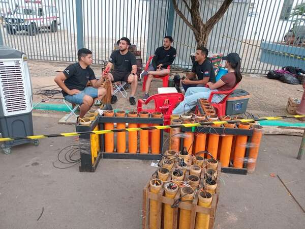 Cinco a siete minutos de fuegos artificiales para recibir el día de la Virgen de Caacupé - Nacionales - ABC Color