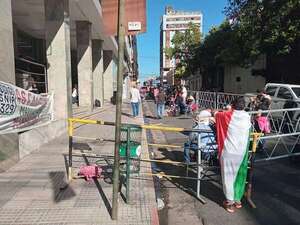Pobladores de Maracaná se manifiestan frente al MOPC pidiendo asfaltado - Nacionales - ABC Color