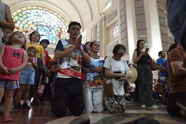 Conmovedoras muestras de fe a la Virgen de Caacupé  - Nacionales - ABC Color