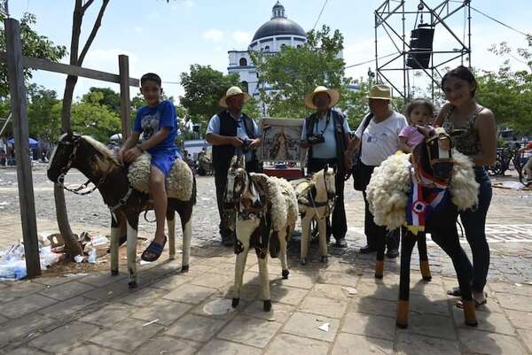 Caballitos para las fotos sobreviven pese a los celulares en Caacupé - Nacionales - ABC Color