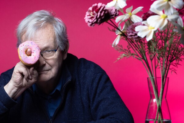 Murió Martin Parr, el gran cronista irónico de la vida contemporánea