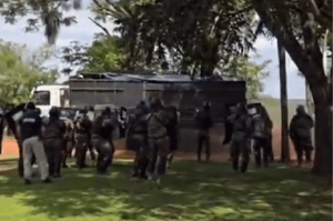 Policías heridos en violento intento de ingreso a una estancia están graves pero estables, dice el comandante - Noticiero Paraguay