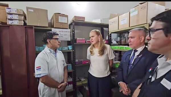 Popular / Ministra de salud recorrió farmacias para que no falten remedios