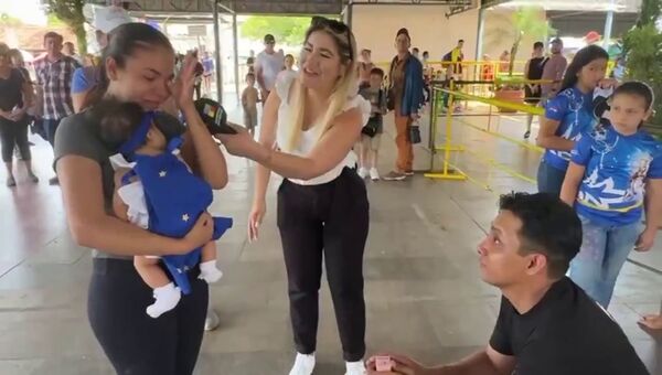 Popular / (VIDEO) Peregrinaron y al llegar frente a la Basílica... ¡Le pidió casorio!