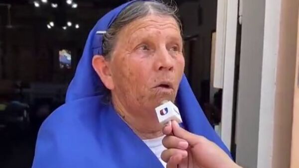 Popular / (VIDEO) ¡Peregrinó vestida como la Virgen para pedir que sus vecinos dejen de ser ñaña!