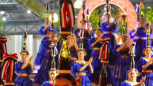 Bailó con 18 botellas sobre la cabeza