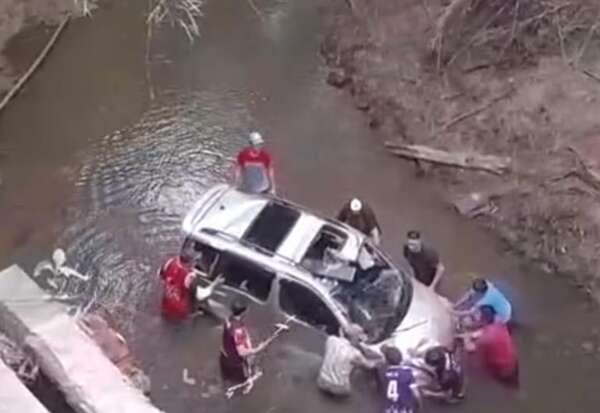 Se desplomó puente y una familia cayó al arroyo en Coronel Oviedo  - Nacionales - ABC Color