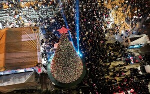 Después de la guerra, la esperanza: Belén encendió su árbol de Navidad