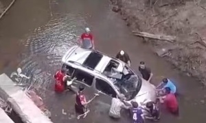 Puente en mal estado se desploma y una familia cae a un arroyo en Coronel Oviedo - OviedoPress