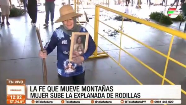 #Caacupé2025 - Subió la explanada de la Basílica de rodillas