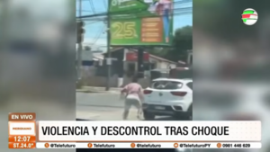 Mujer choca a conductor de plataforma, atropella a subcomisario y queda libre