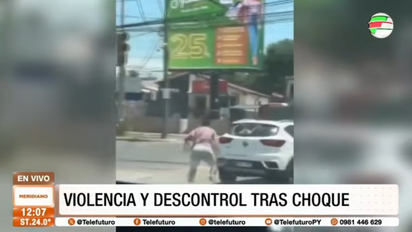 Mujer choca a conductor de plataforma, atropella a subcomisario y queda libre