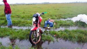 Joven que iba en su moto murió al caerle un rayo