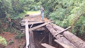Familia sufre un gran susto al caer a un arroyo tras colapso de un puente en Coronel Oviedo