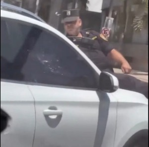 Mujer huyó con un policía sobre el capó tras protagonizar un choque