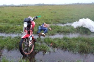 Motociclista muere alcanzado por un rayo - La Tribuna