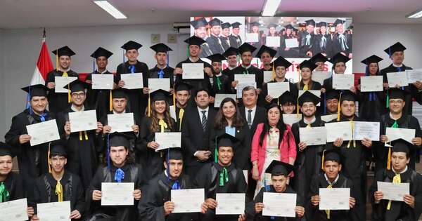 La Nación / Egresan 325 nuevos técnicos superiores del SNPP para el mercado laboral