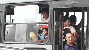 Operativo Retorno: Pasajeros en estribera de colectivos, larga filas y tránsito lento en el peaje de Ypacaraí