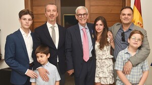 España condecora a Daniel Nasta