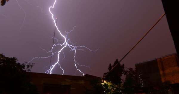 La Nación / Motociclista pierde la vida por la caída de un rayo
