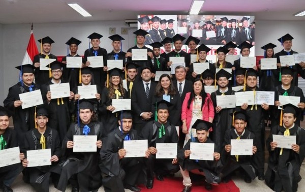 SNPP cierra el año con 325 nuevos egresados en especialidades clave para el país - ADN Digital