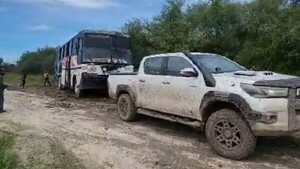 En Alto Paraguay, se acercan las fiestas y siguen en el barro