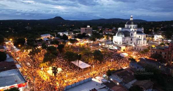 La Nación / La Virgen de Caacupé volvió a convocar a miles de fieles del país