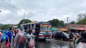 ¡Aplazados! Buses no dieron abasto y fieles vivieron calvario para retornar