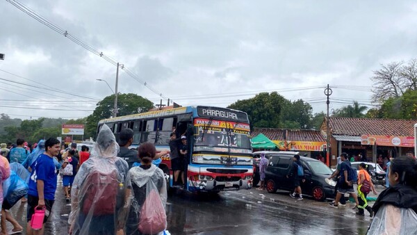 ¡Aplazados! Buses no dieron abasto y fieles vivieron calvario para retornar