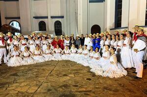 Elenco Folklórico Municipal deslumbra en Caacupé •