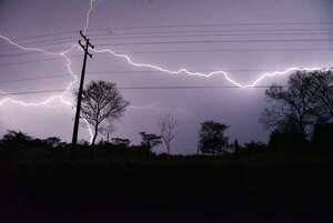Impactos de rayos durante tormentas: ¿por qué ocurren y cómo podemos protegernos? - Clima - ABC Color