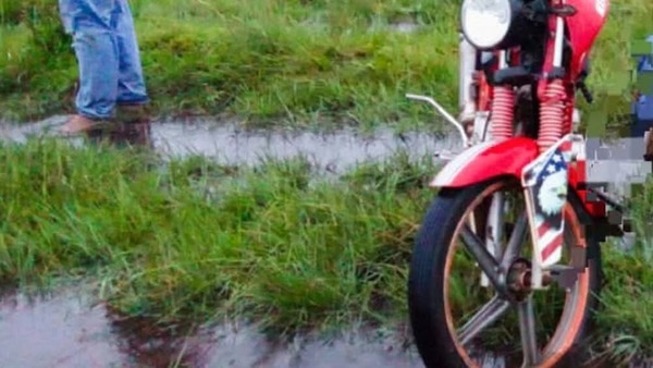 Joven pierde la vida tras ser alcanzado por un rayo mientras iba en su moto