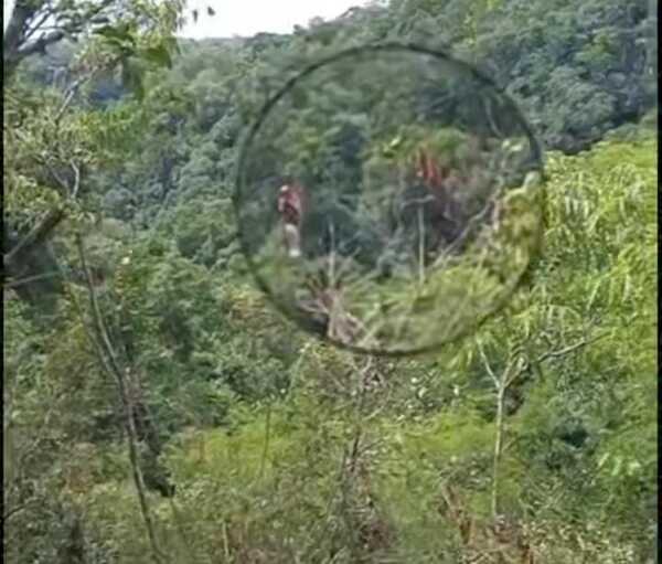 Popular / (VIDEO)Denuncian que turistas opyta atrapados en tirolesa de Salto Cristal