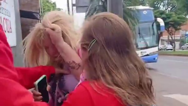 Popular / (VIDEO) ¡¿Mba'epiko?! Doñas se trenzaron camino a la Basílica de Caacupé