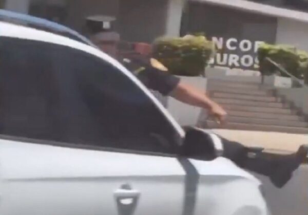 Policía arrastrado sobre el capó de un vehículo relata incidente - Portal Digital Cáritas Universidad Católica